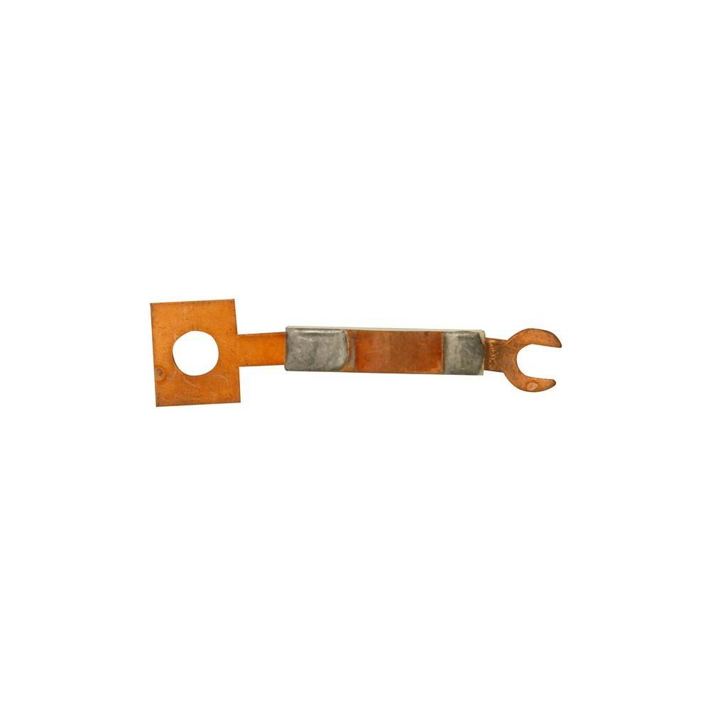 Rostig Metallwerkzeug oder Halterung mit quadratischer Platte und kreisförmigem Loch an einem Ende und einem gekrümmten Haken am anderen Ende, isoliert auf Weiß.