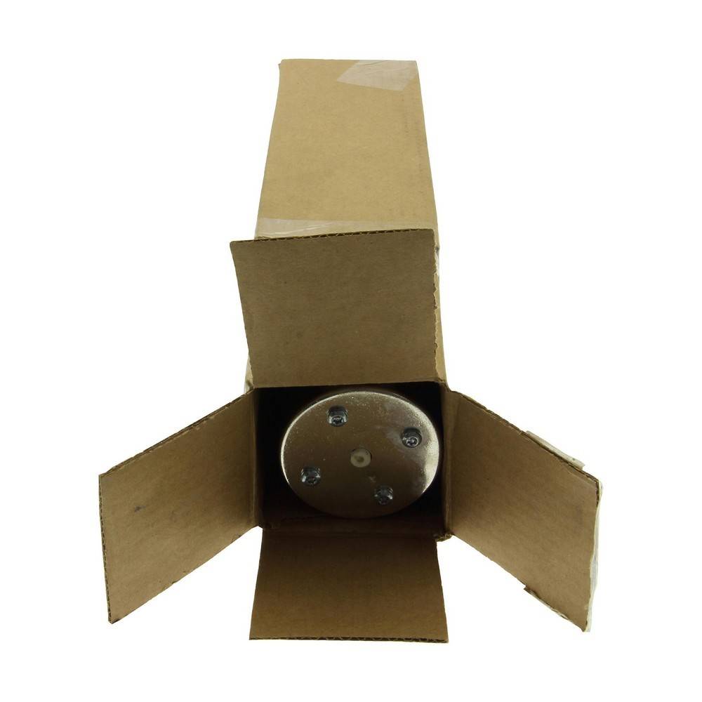 Offene Kartonbox mit ausgebreiteten Klappen, die ein rundes Metallteil darin gegen weißem Hintergrund zeigt.