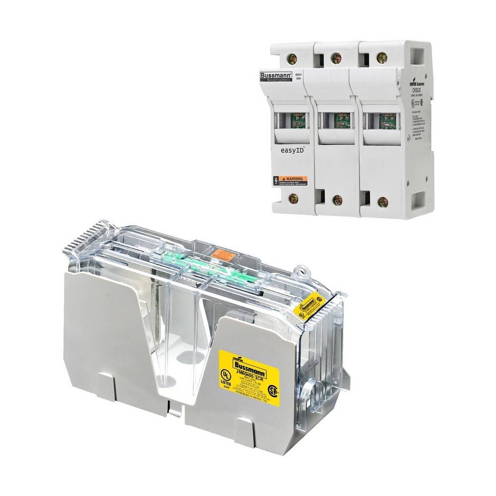 Zwei elektrische Schutzvorrichtungen für Schaltkreise auf weißem Hintergrund: ein weißer dreipoliger Leistungsschalter oben und ein durchsichtiger Sicherungshalter unten.