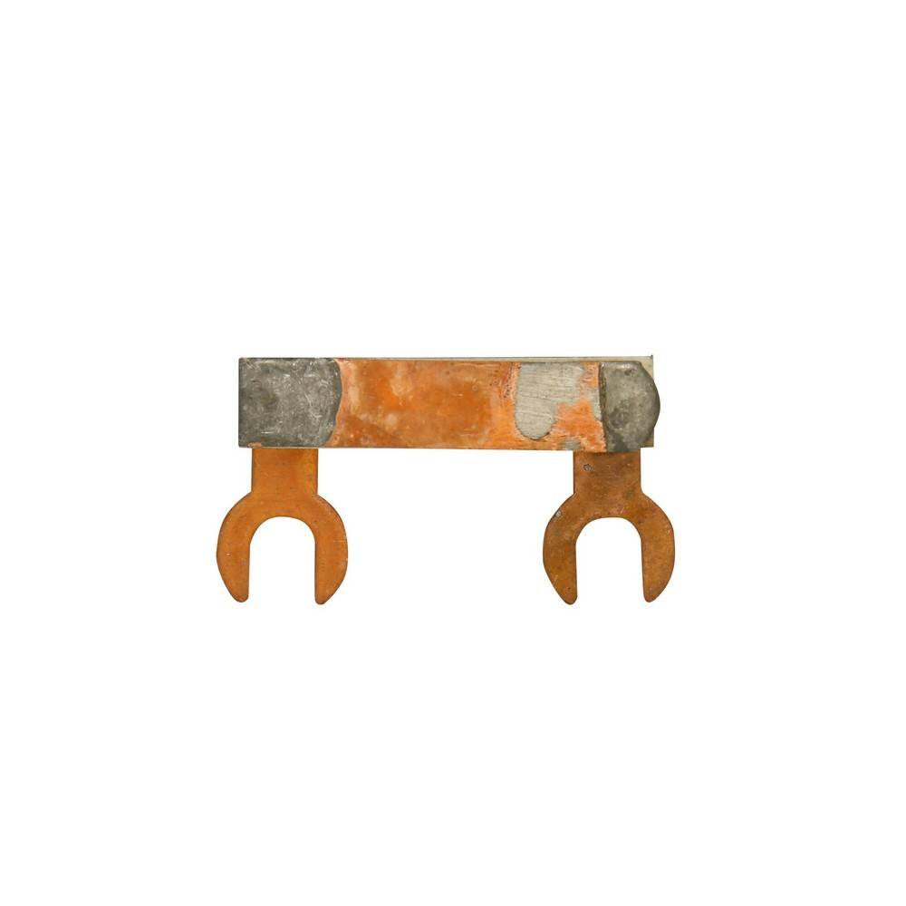 Kleiner orange-grauer Metallclip oder Verbinder mit zwei U-förmigen Zinken auf weißem Hintergrund.