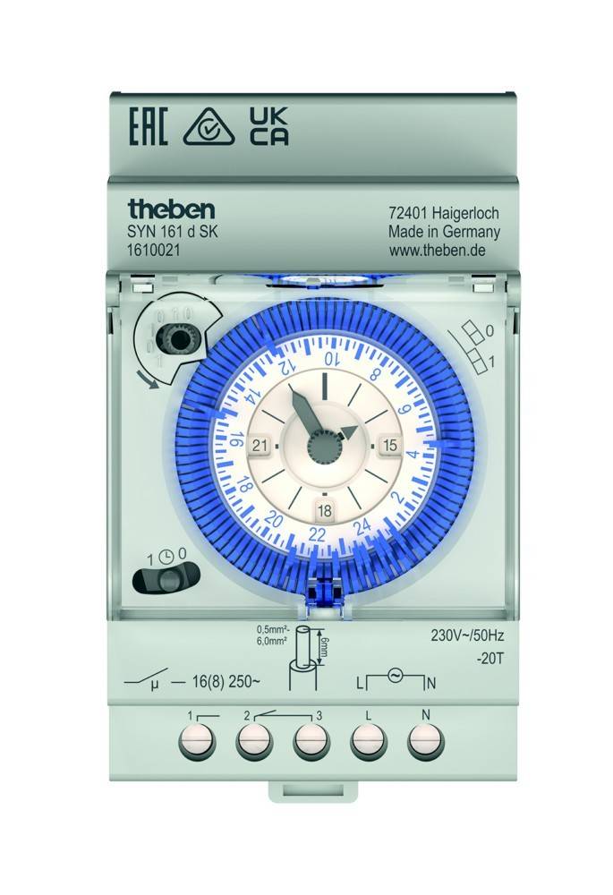 Ein Theben SYN 161 D SK Analogzeitschalter mit blauem 24-Stunden-Zifferblatt, manueller Überschaltung und fünf unteren Anschllussklemmen zur elektrischen Steuerung.