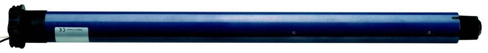Ein langer blauer zylindrischer Schlauch oder Stab mit schwarzen Endkappen, horizontal auf einem schlichten weißen Hintergrund dargestellt.