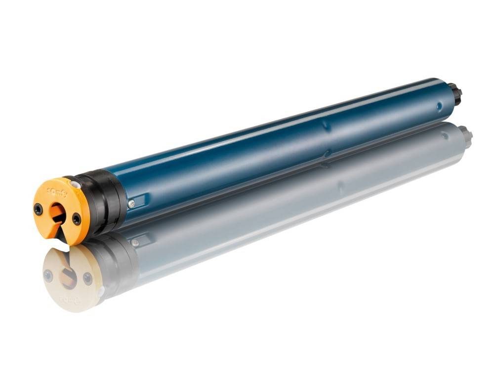 Eine blaue zylindrische Metallpatrone oder Rolle mit einer gelben Endkappe, gezeigt auf weißem Hintergrund mit Spiegelung.