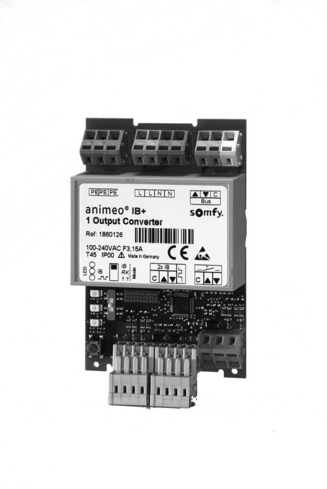 Somfy animeo IB+ 1 Ausgangswandler-Modul mit beschrifteten elektrischen Anschlüssen und Leiterplatte, auf weißem Hintergrund dargestellt.