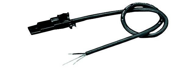 Schwarzes Elektrokabel mit Stecker, Drahtschlaufe und abisoliertem Ende, gezeigt auf weißem Hintergrund.