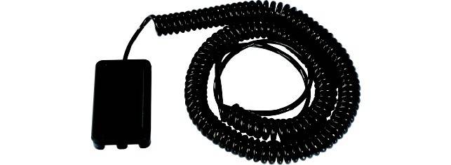 Schwarzes aufgerolltes Kabel mit einer kleinen rechteckigen Steuerbox, dargestellt auf weißem Hintergrund.