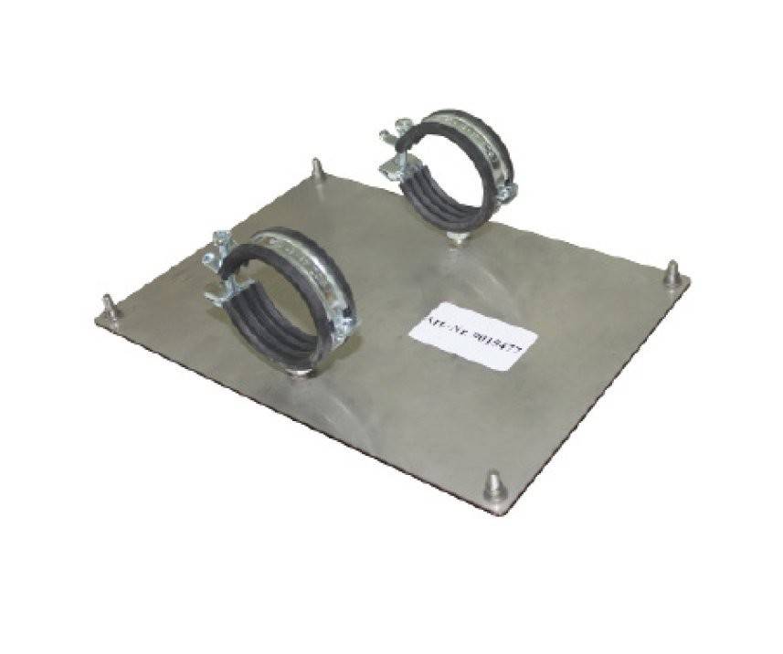 Metallmontageplatte mit zwei runden Schlauchschellen und vier Eckbolzen auf weißem Hintergrund.