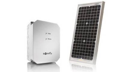 Solar-betriebenes Somfy-Geräte-Set mit weißem Steuergerät und separatem Photovoltaik-Panel.
