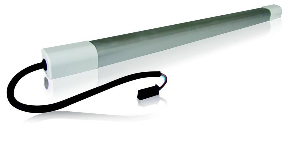 Eine schlanke, durchscheinende LED-Lichtleiste mit schwarzem Stromkabel und Stecker, gezeigt auf weißem Hintergrund.