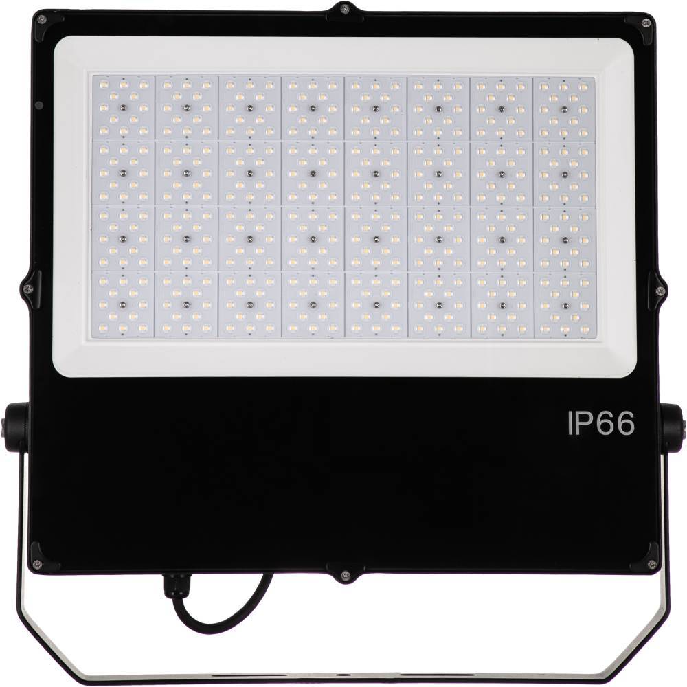 Schwarze, IP66-zertifizierte LED-Flutlicht mit großem rechteckigem Lichtpanel und Metallmontagenrahmen auf weißem Hintergrund.