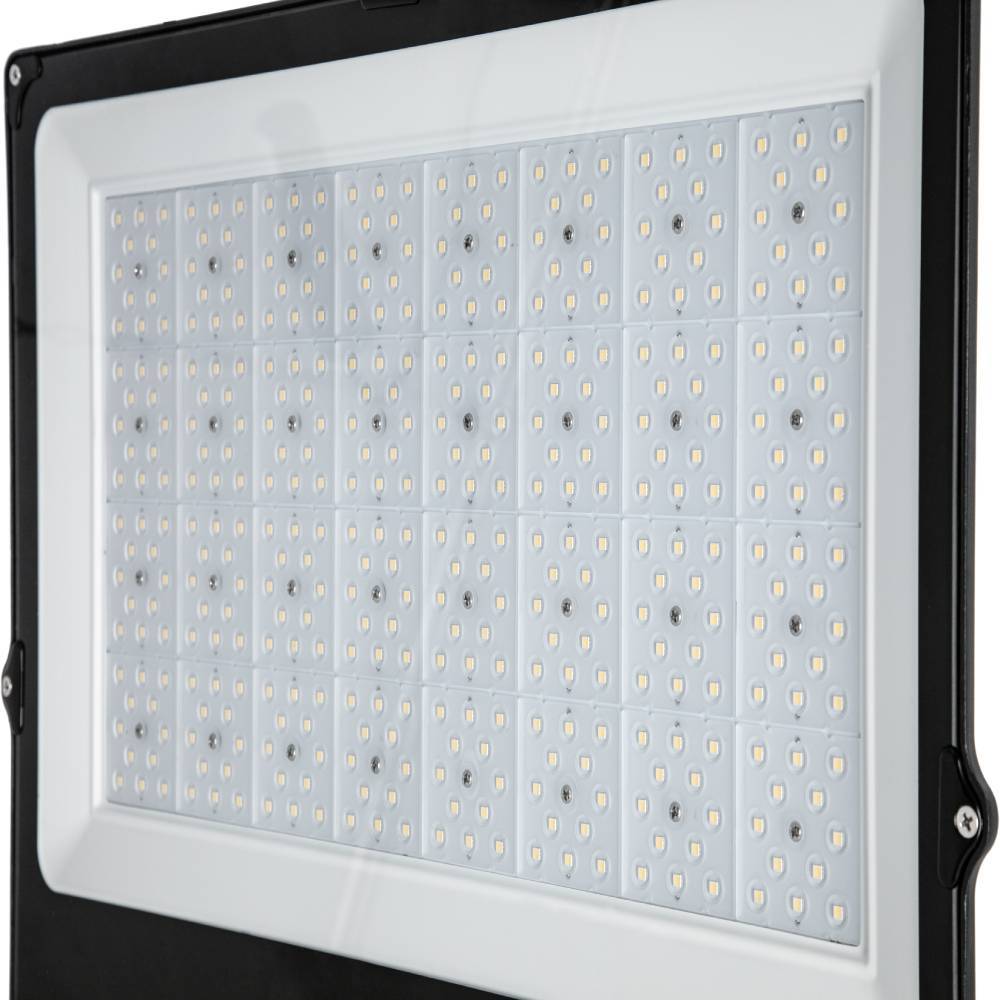 Nahaufnahme einer rechteckigen LED-Flutlichtleuchte mit vielen kleinen Dioden in einem schwarzen Gehäuse.
