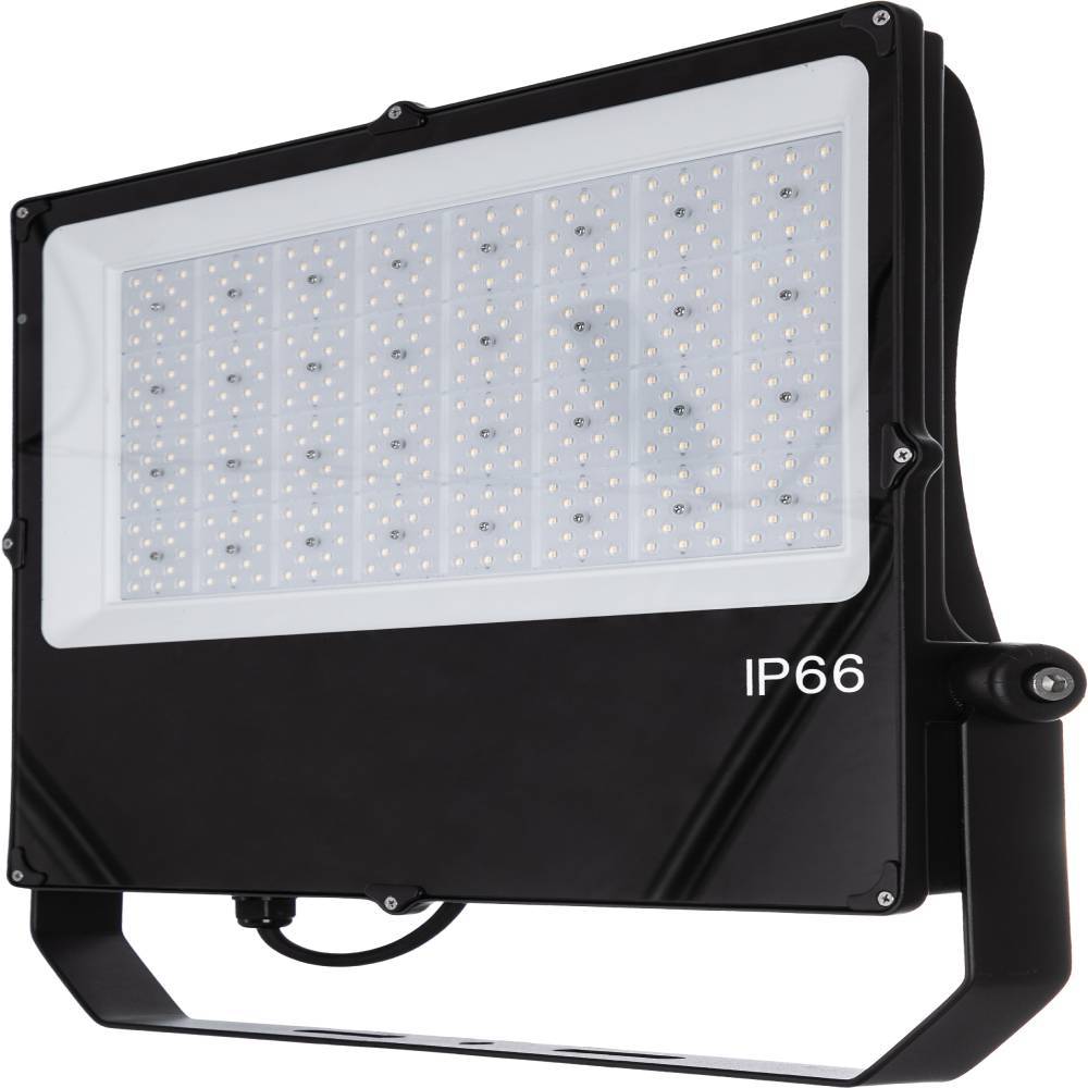 Schwarze LED-Flutlichtleuchte mit der Bezeichnung „IP66" mit Montagebügel, vor weißem Hintergrund dargestellt.