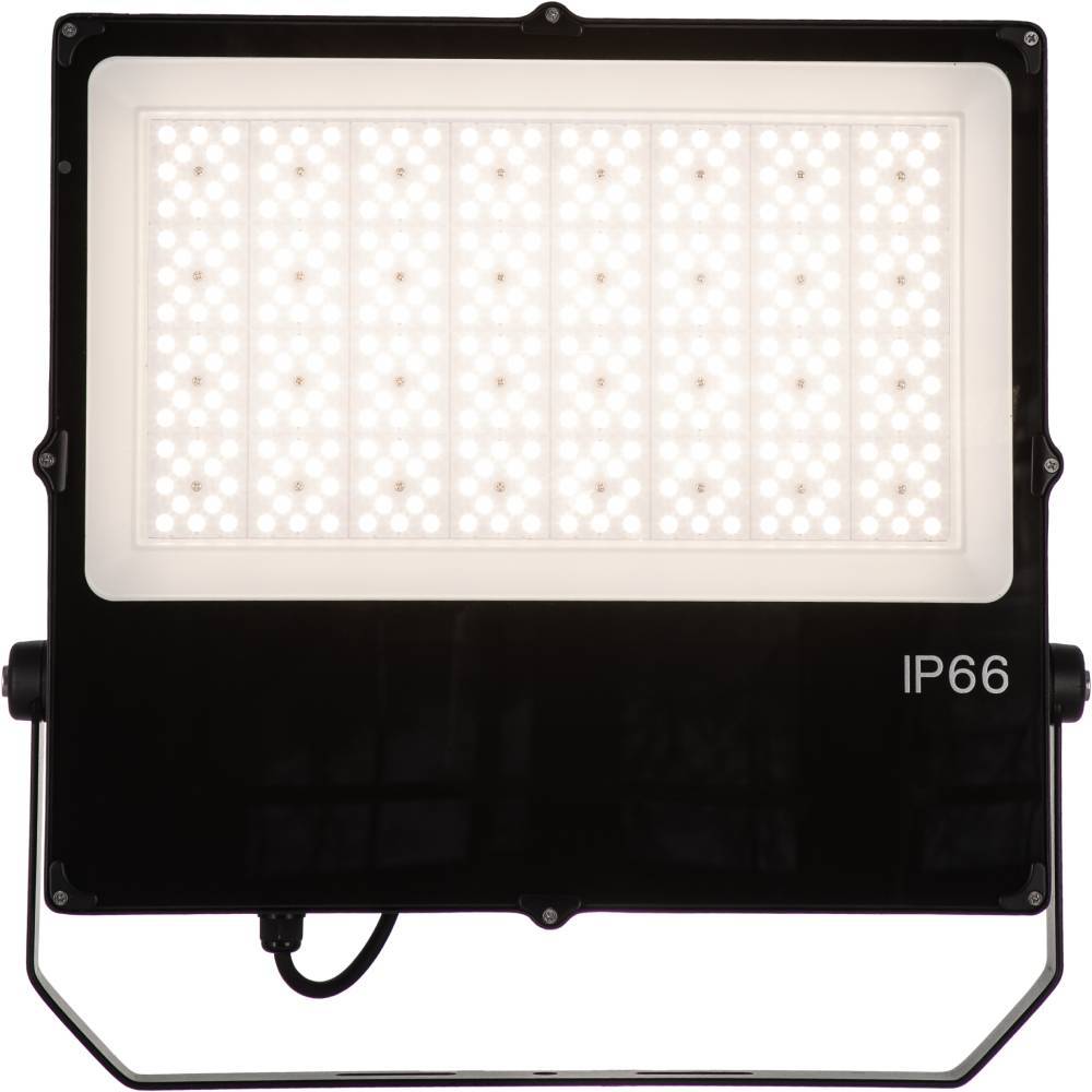 Schwarze, IP66-zertifizierte LED-Flutlicht mit hellem rechteckigem Leuchtfeld und Metallmontagrahmen.