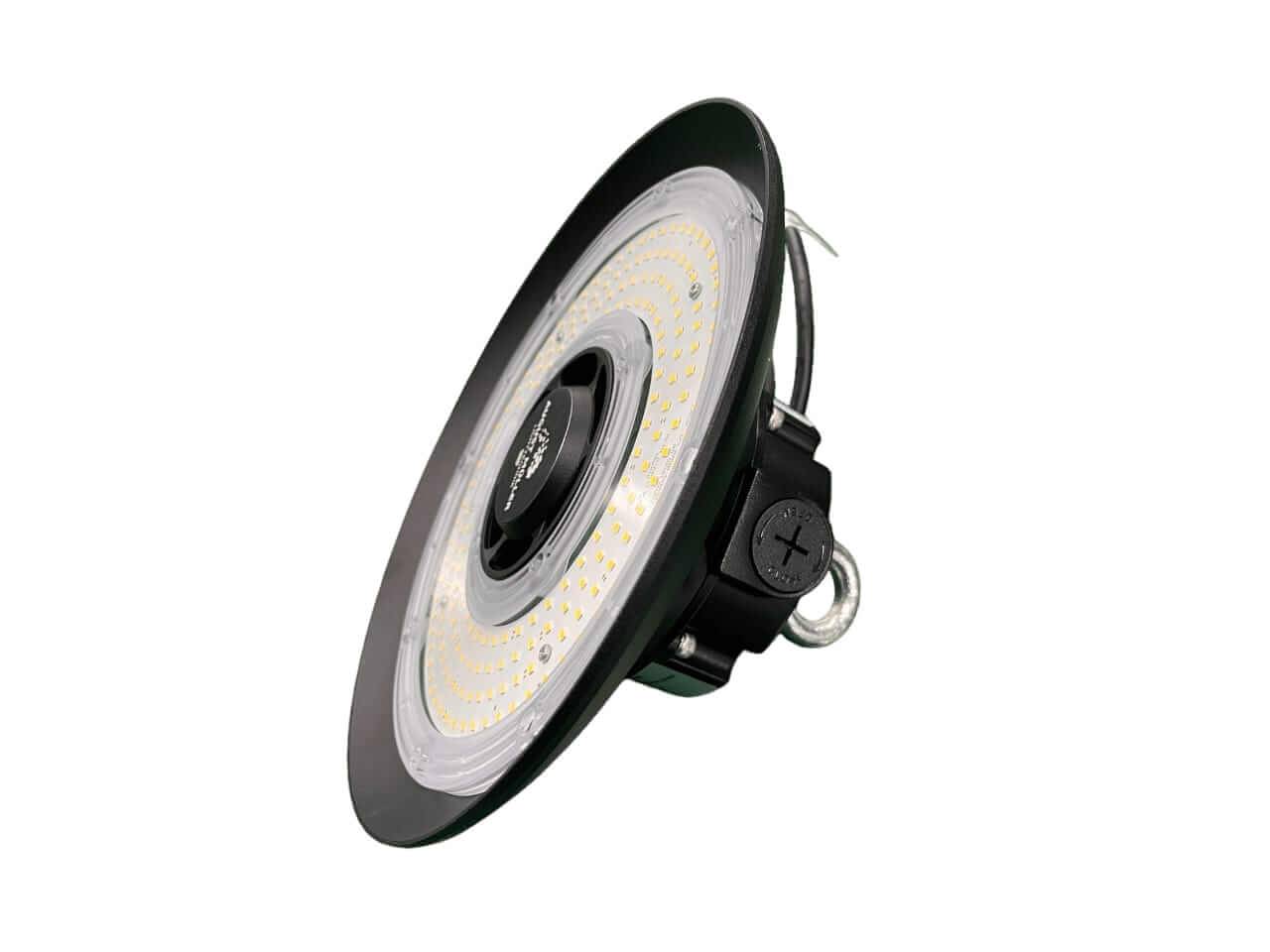 Rundes schwarzes industrielles LED-Hallenleuchtenelement, schräg auf weißem Hintergrund dargestellt