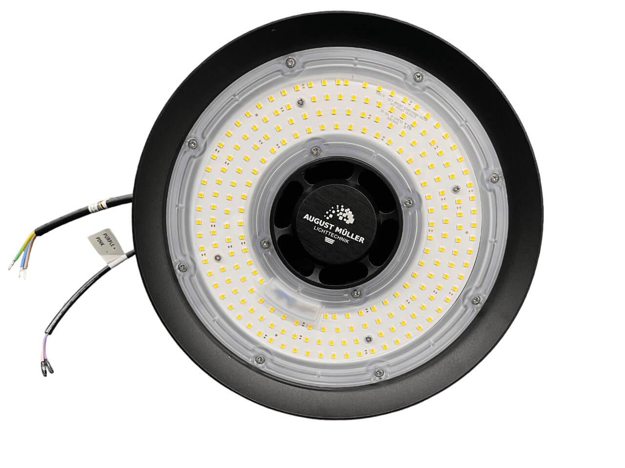 Rundes LED-Industrieleuchtenarmatur mit zentralem Lüftergehäuse und angebrachten Stromkabeln auf weißem Hintergrund.