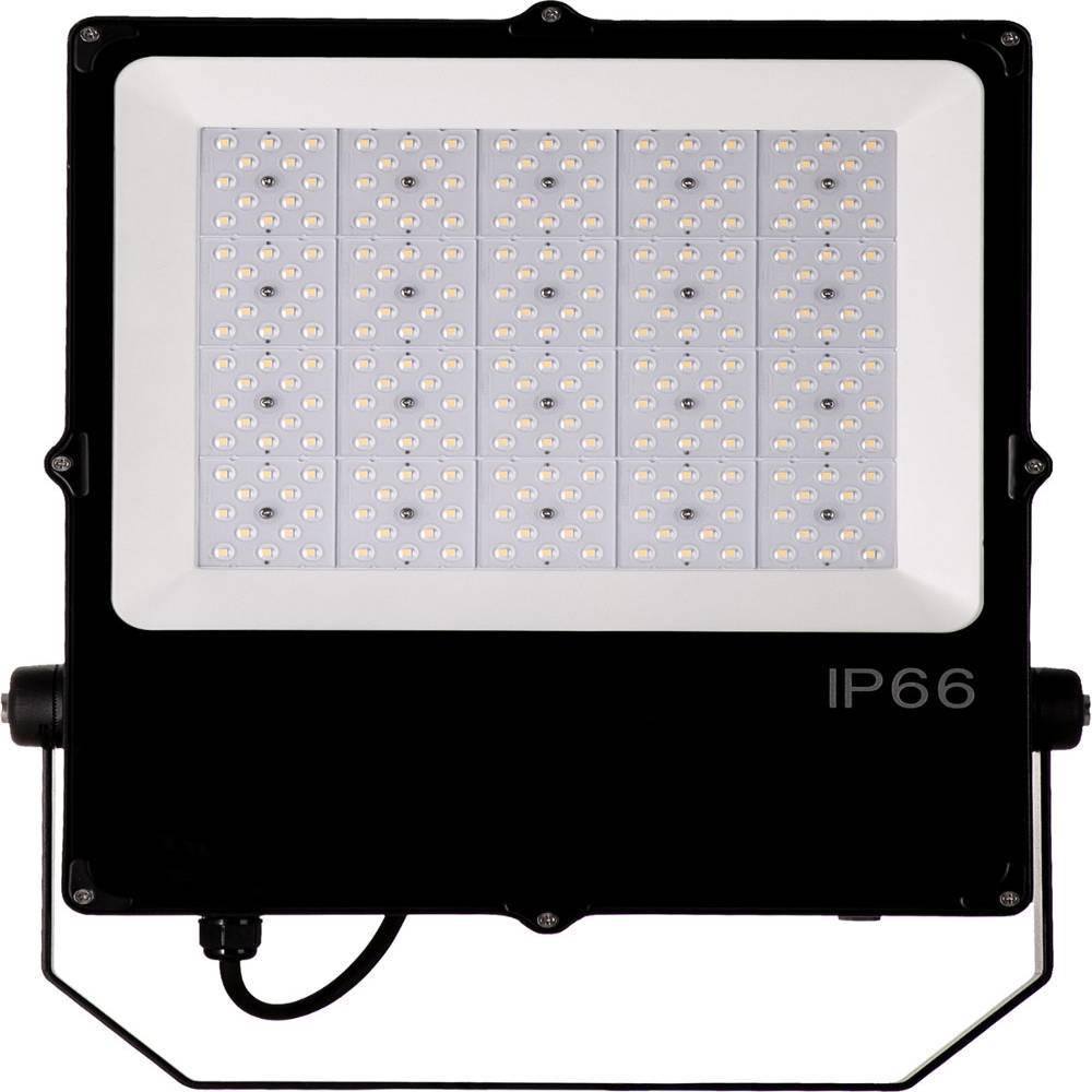Schwarze IP66-LED-Flutlichtleuchte mit rechteckigem Panel aus LED-Arrays und Montageklammer, Vorderansicht auf weißem Hintergrund.