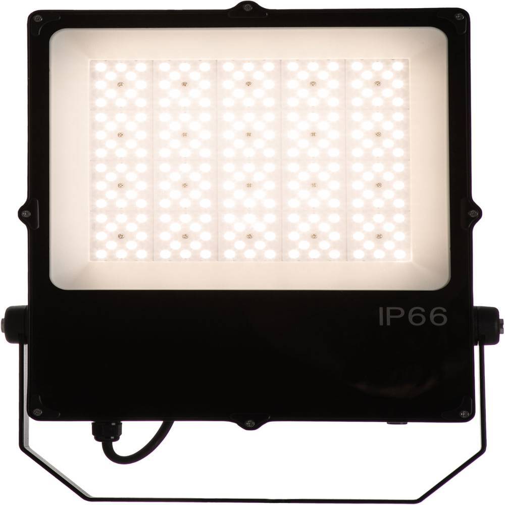 Schwarze IP66 Außen-LED-Flutlichtleuchte mit beleuchtetem Bedienfeld und Montagebügel auf weißem Hintergrund.