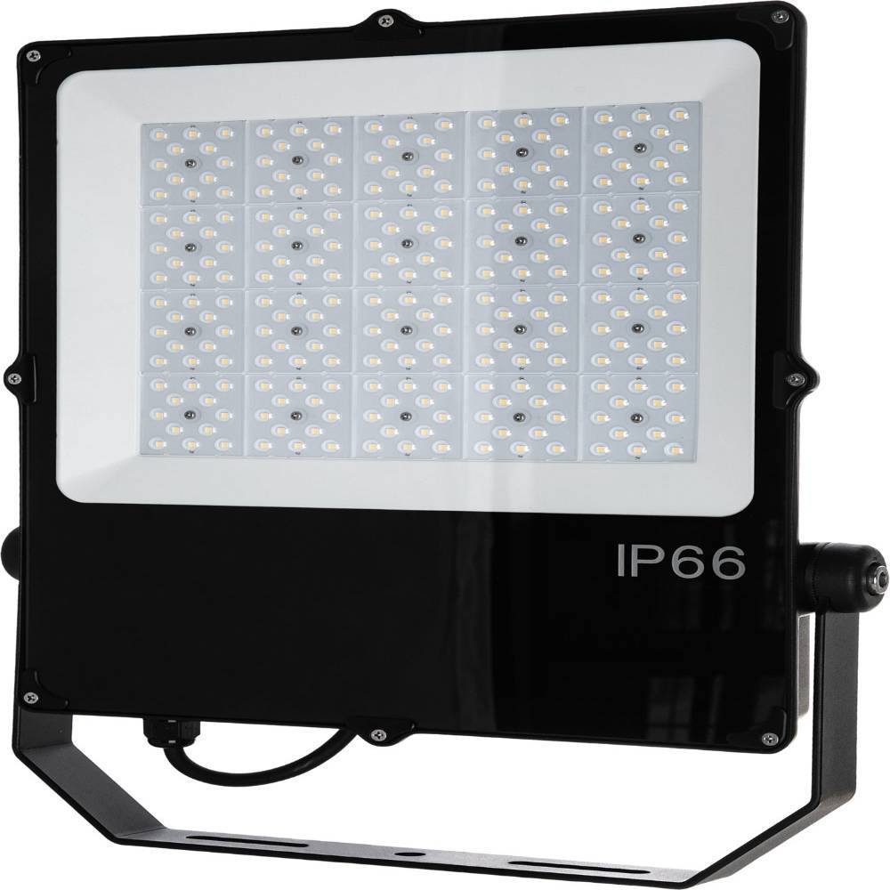 Schwarzer LED-Baustrahler mit mehreren LED-Panels und "IP66""-Schutzart auf der Vorderseite, montiert in einer verstellbaren Metallhalterung.