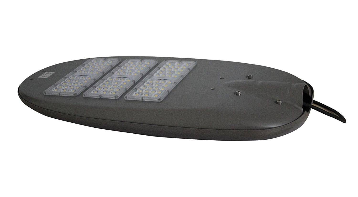 Schwarzte ovale LED-Straßenleuchte mit drei rechteckigen Leuchtfeldern und hinterer Kabelverbindung