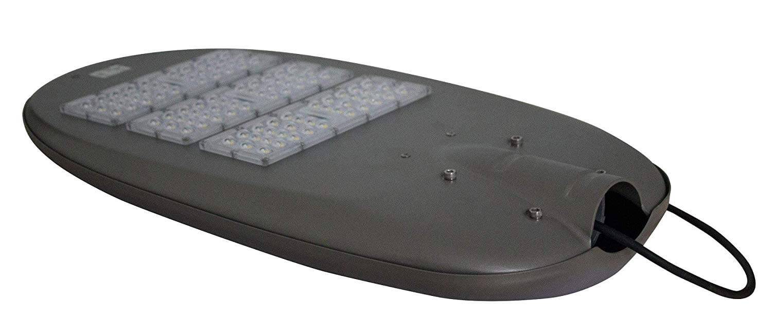 Grauslates ovales elektronisches Gerät mit erhabenen Tastaturtasten und schwarzem Armband, auf weißem Hintergrund dargestellt.