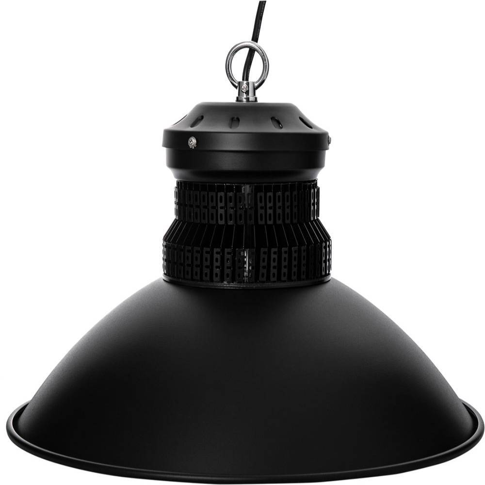 Schwarze industrielle Hängependelleuchte mit breitem konischem Schirm und belüftetem Netzoberteil, isoliert auf weißem Hintergrund dargestellt.