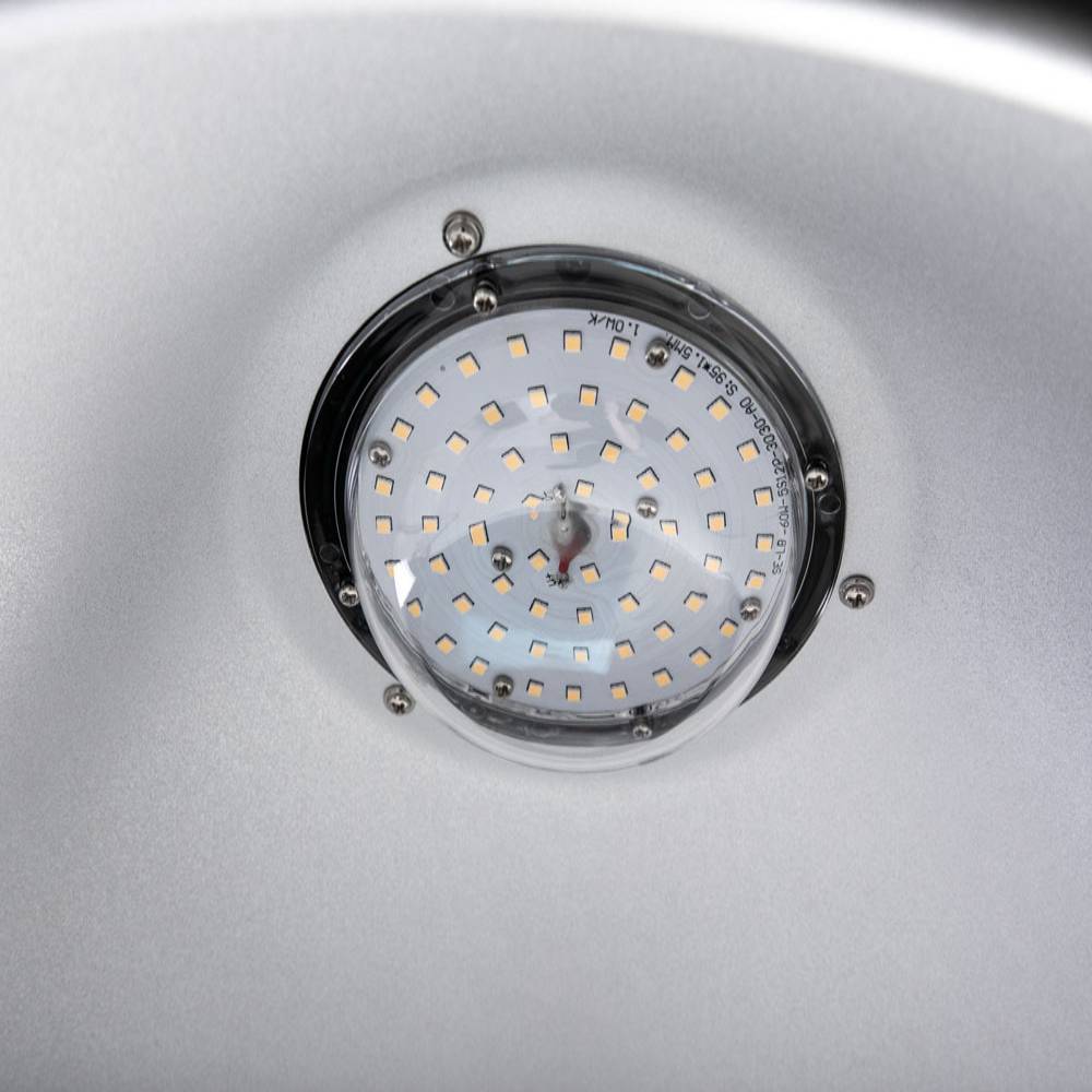 Nahaufnahme einer runden LED-Leuchte, die an einer Decke oder Metalloberfläche montiert ist.
