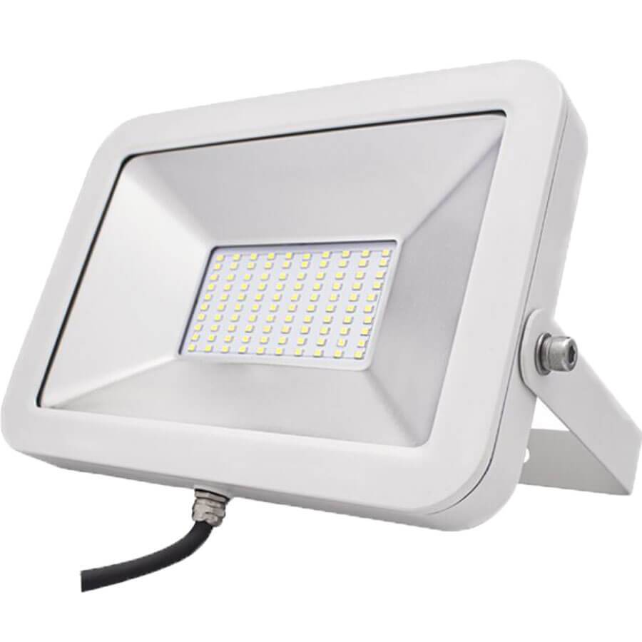 Weiße LED-Flutlichleuchte mit Montagebügel und Stromkabel auf neutralem Hintergrund.