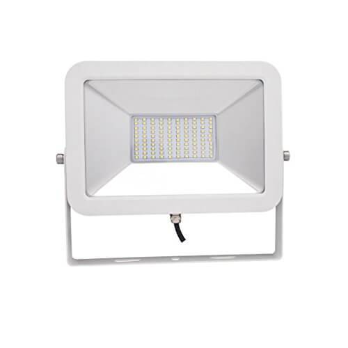 Weiße LED-Flutlichtleuchte mit rechteckigem Gehäuse und zentralem LED-Panel auf einer Montageklammer, gezeigt vor einem einfarbigen Hintergrund.