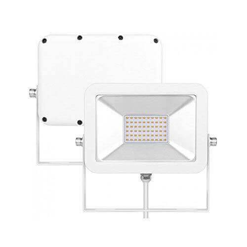 Weiße LED-Flutlichtleuchte mit rechteckiger Frontplatte und Montageklammer, von vorne und hinten auf weißem Hintergrund dargestellt.
