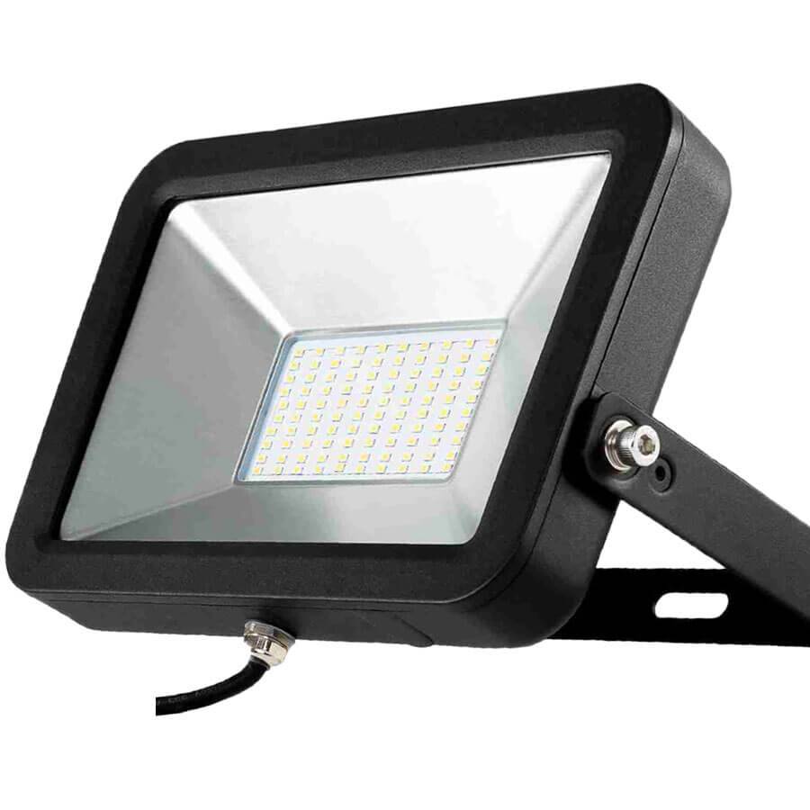 Schwarzer LED-Strahler mit Montagebracket und Stromkabel auf weißem Hintergrund.