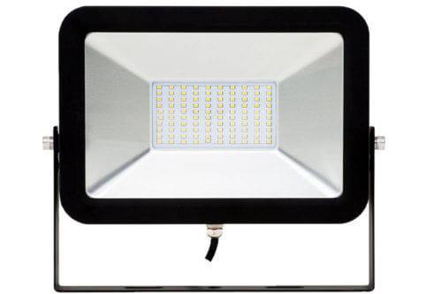Schwarzer rechteckiger LED-Flutlichtstrahler auf einem Ständer mit einem zentralen Gitter aus kleinen Lichtern, frontal auf weißem Hintergrund dargestellt.