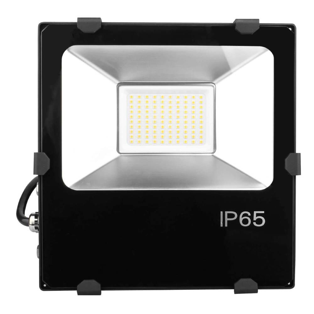 Schwarze IP65-LED-Flutlicht mit rechteckigem Reflektor und zentralem LED-Panel, Frontansicht auf weißem Hintergrund.