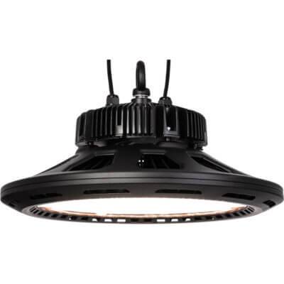 Schwarze industrielle UFO-LED-Hallenstrahler von unten auf weißem Hintergrund betrachtet.