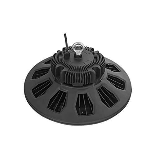 Schwarze UFO-förmige LED-Hallenstrahler mit kreisförmigem Kühlkörper und Hängeseil, gezeigt auf weißem Hintergrund.