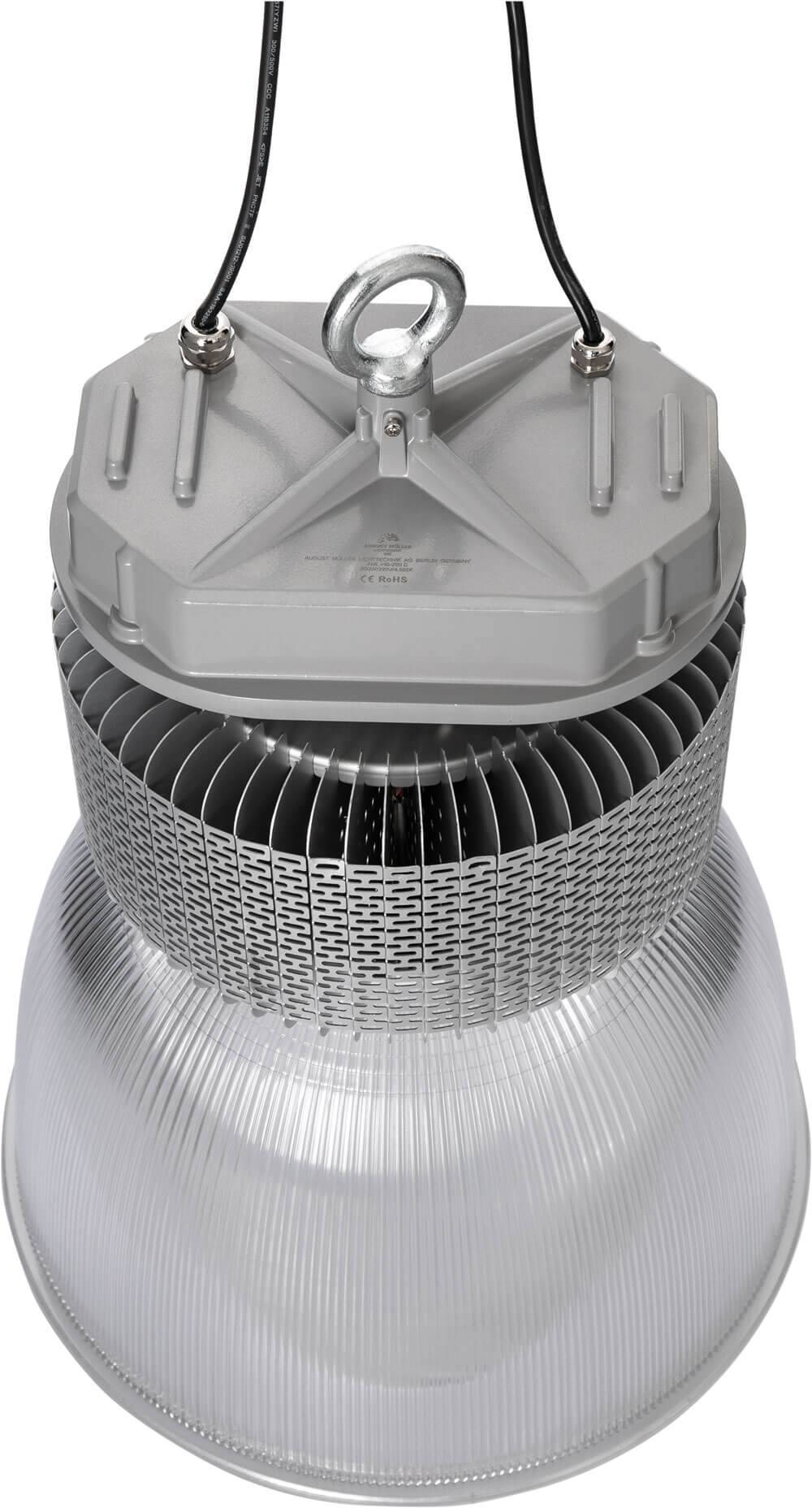 Industrielle Hängeleuchte mit LED-Hochraumleuchte, Metallwärmesink, klarem geripptem Diffusor und zwei schwarzen Aufhängungskabeln.