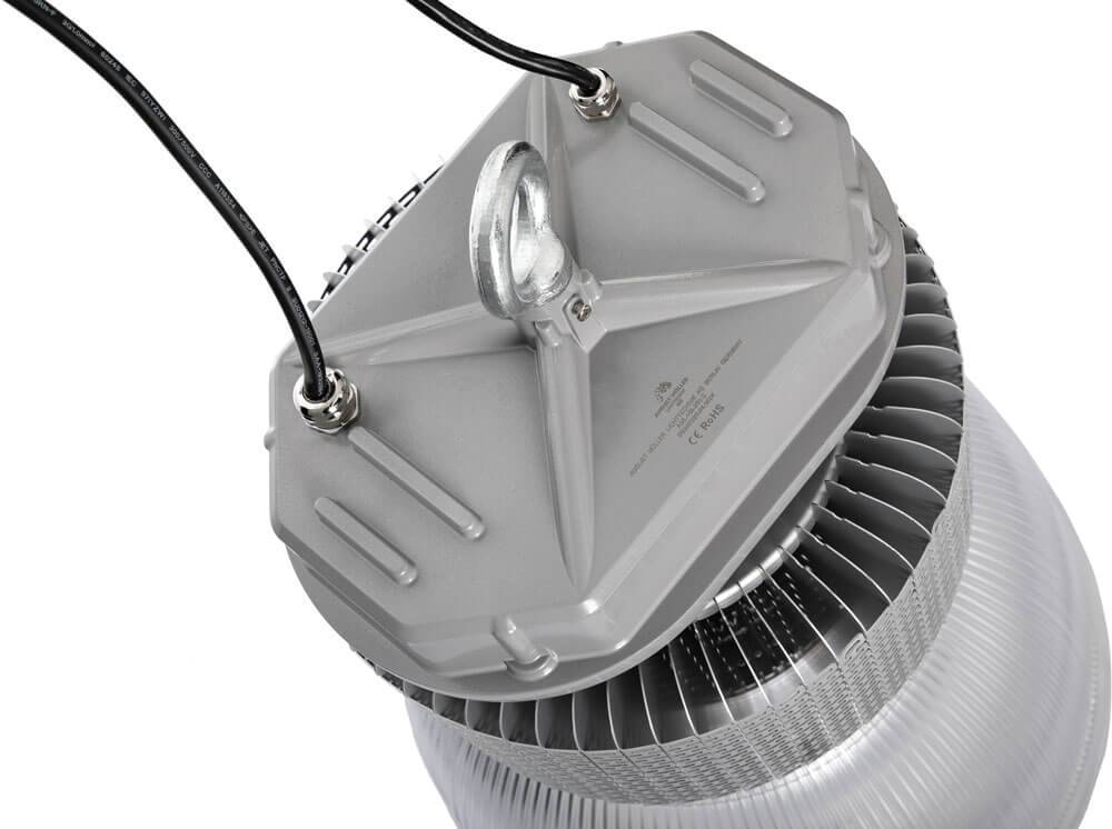 Industrielle LED-Hallenleuchte mit geripptem Kühlkörper und zwei angebrachten Stromkabeln, dargestellt auf weißem Hintergrund.