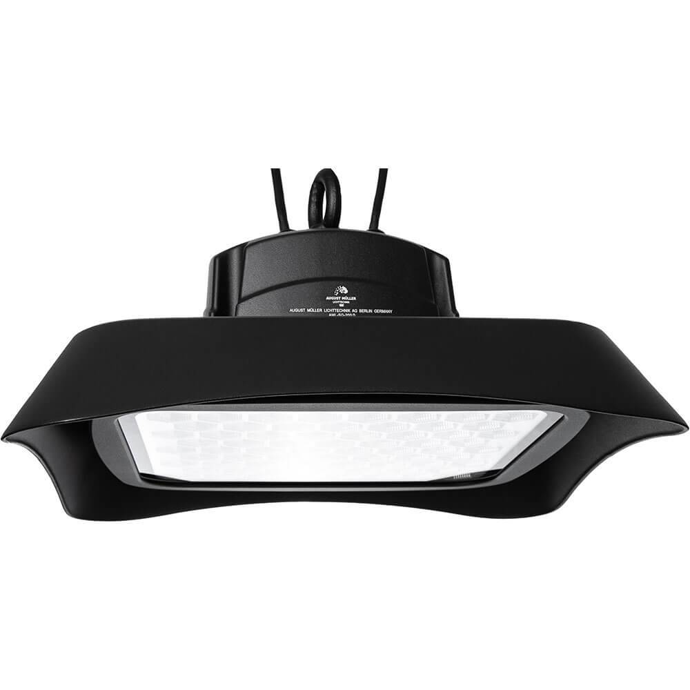Rechteckige schwarze LED-Hängeleuchte mit ausgestelltem breitem Schirm und sichtbaren Aufhängungskabeln auf weißem Hintergrund.