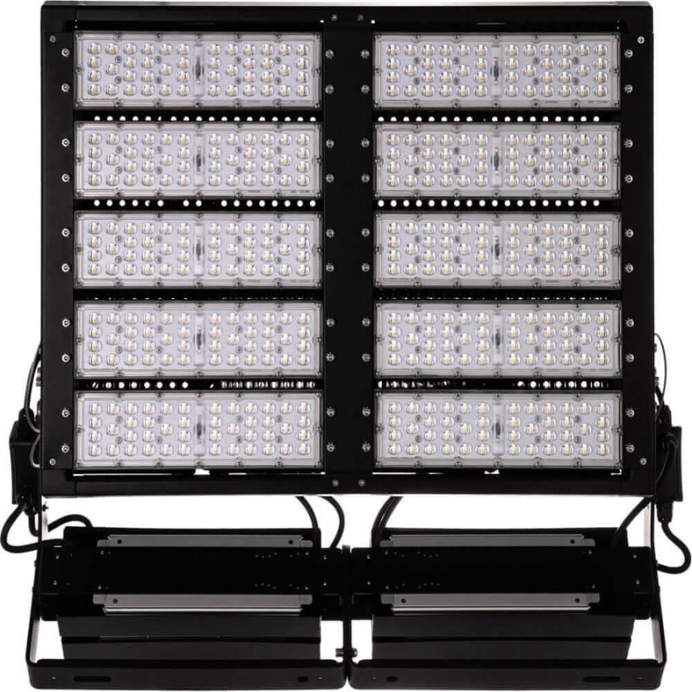 Großes schwarzes LED-Stadionlicht mit mehreren rechteckigen Lichtpaneelen, die auf einer Metallhalterung montiert sind.
