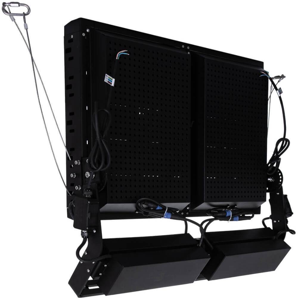 Schwarzes duales LED-Display mit zwei Paneelen, montiert auf einem verstellbaren Metallrahmen mit Kabeln und Aufhängungshalterungen, gezeigt vor weißem Hintergrund.