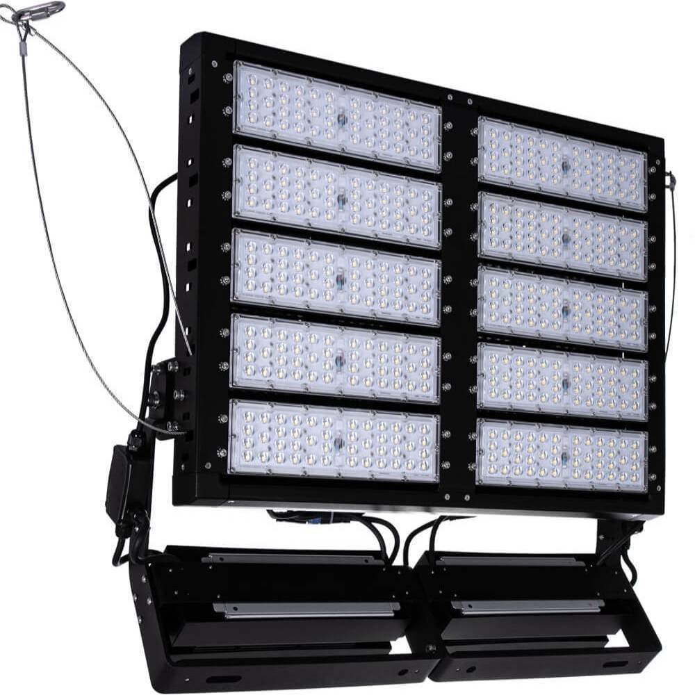 Großes LED-Stadionflutlicht mit mehreren rechteckigen Lichtpanelen, die an einer schwarzen Halterung montiert sind, mit sichtbarer Verkabelung.