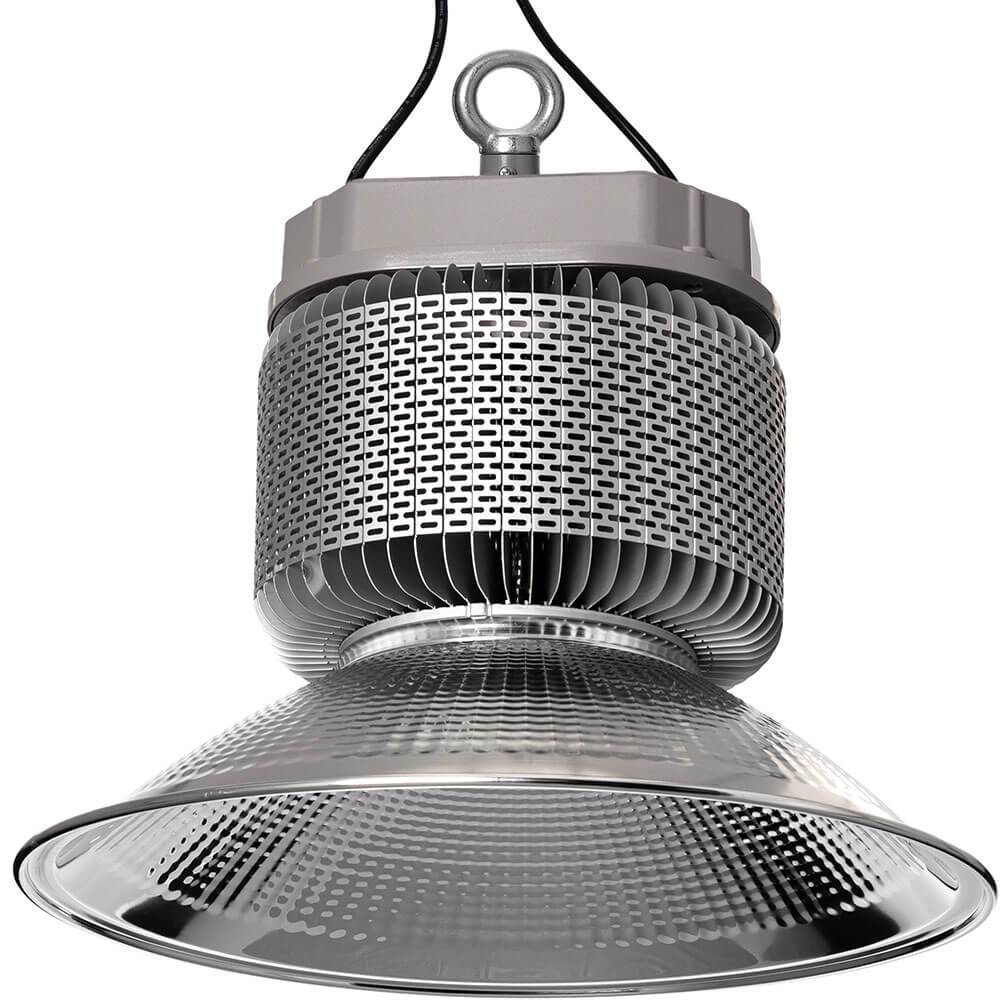 Industrielle hängende LED-Hallenleucht mit perforiertem Metallgehäuse und breitem Reflektor, auf weißem Hintergrund dargestellt.