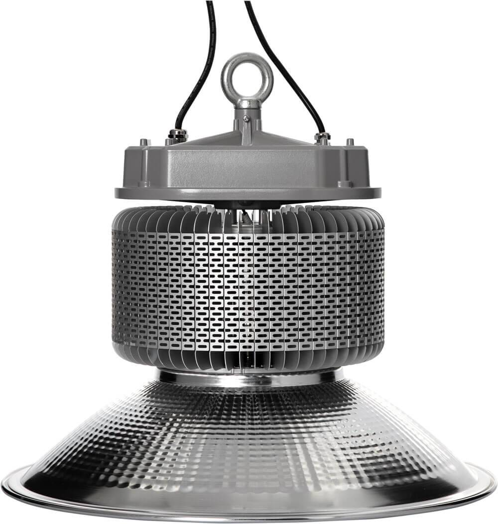 Industrielle LED-Hochregallagerleuchte mit Aufhängevorrichtung und Metallreflektor, auf weißem Hintergrund dargestellt.