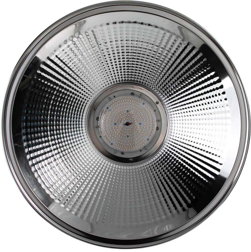 Nahaufnahme eines kreisförmigen LED-Studioleuchten-Reflektors mit strukturiertem silbernem Innenraum und zentraler Lichtanordnung.