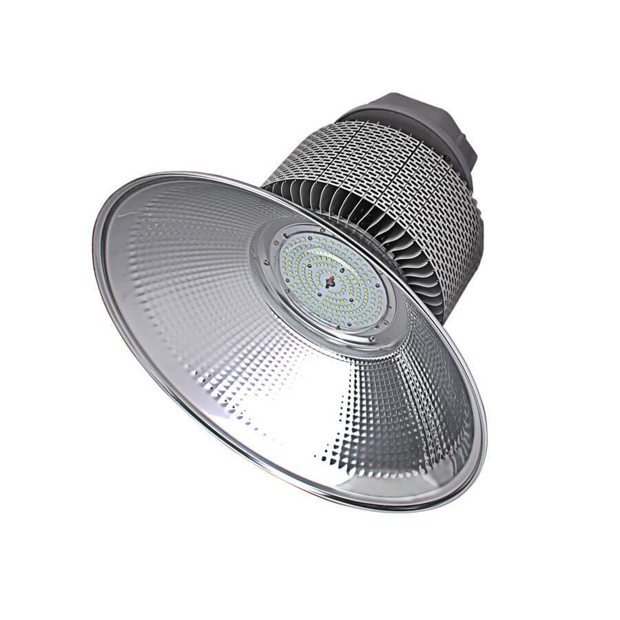 Industrie-LED-Hallenleuchte mit großer reflektierender Kuppel und zentralem LED-Array, dargestellt auf weißem Hintergrund.
