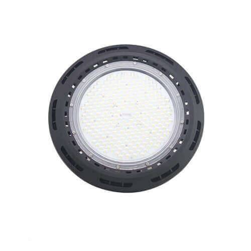 Rundenförmige industrielle LED-Hallenleuchte mit schwarzem Gehäuse und hellem zentralem Linsenelement, dargestellt vor weißem Hintergrund.