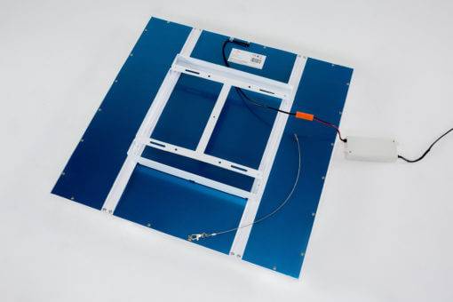 Blauer und weißer mechanischer Rahmen auf weißem Hintergrund, mit Kabeln, die mit einer kleinen Steuerbox auf der rechten Seite verbunden sind.
