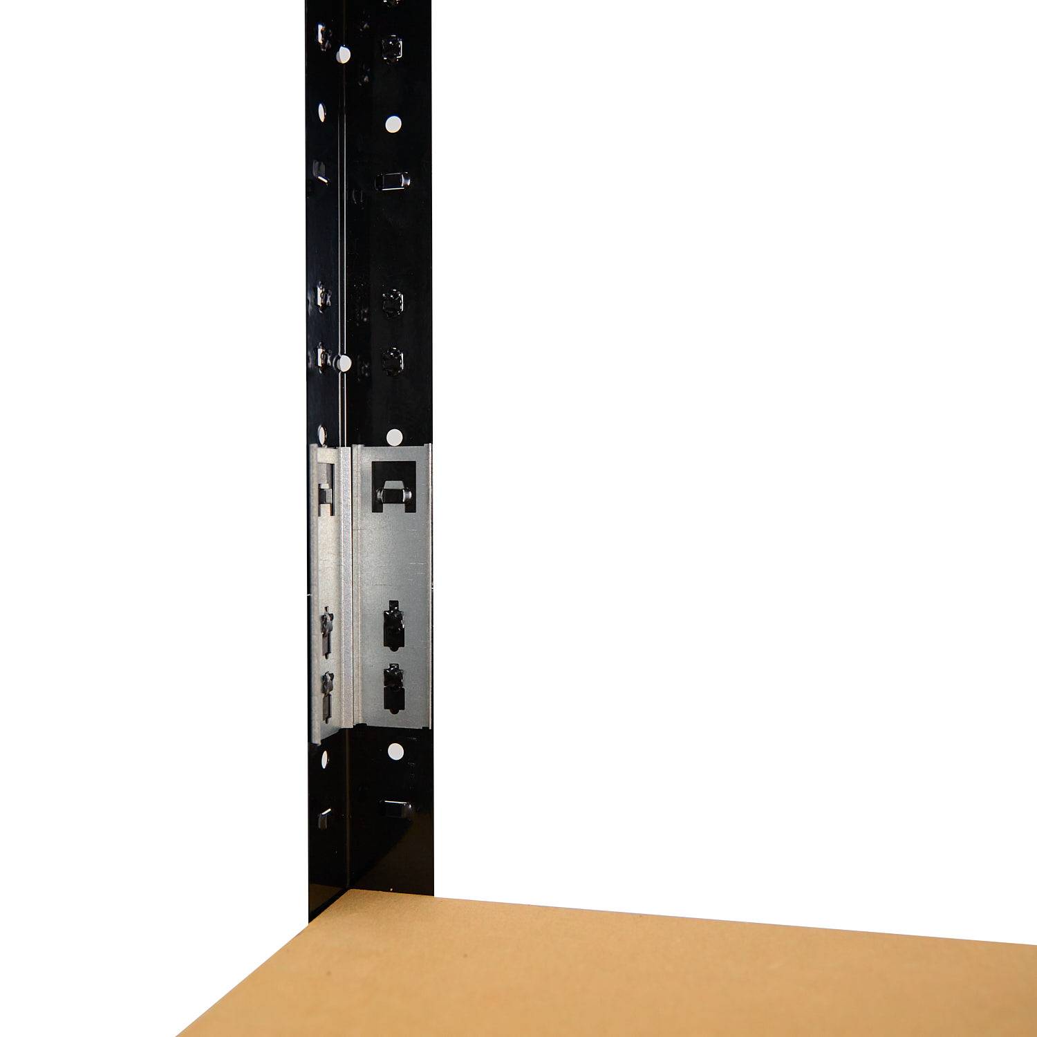 Nahaufnahme einer Metallwandhalterung oder Montageschiene, die an einer Wand befestigt ist, mit einer beigefarbenen horizontalen Oberfläche in der unteren rechten Ecke.