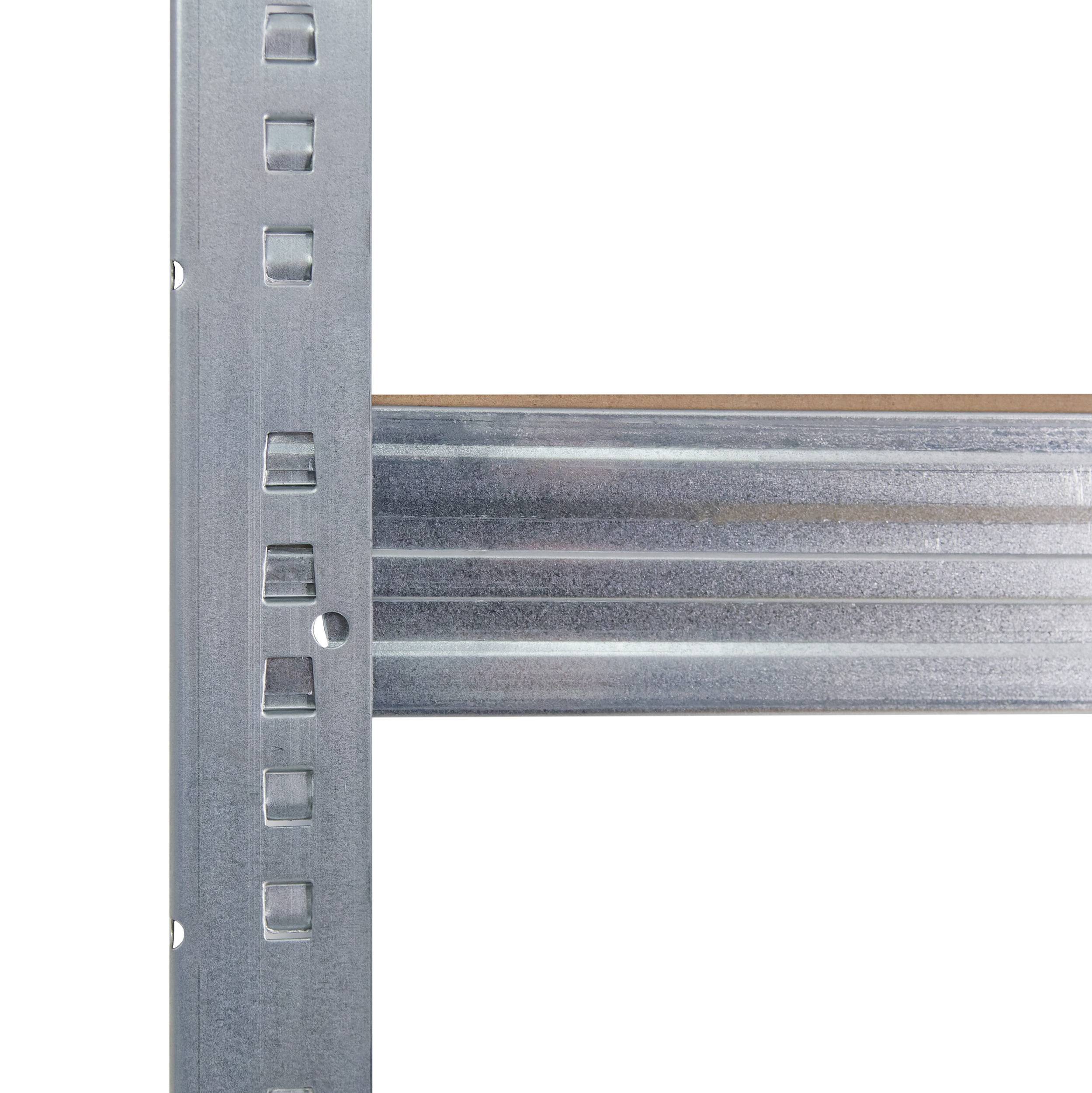 Verzinktes Stahlprofil mit Schlitzen, das an einem horizontalen Metallträger auf weißem Hintergrund befestigt ist.