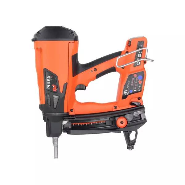 Orange-schwarze kabellose Nagelschussmaschine mit Akku und Nasenstück, in Seitenansicht auf weißem Hintergrund gezeigt.
