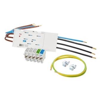 Elektrische Verdrahtungskit mit weißem Montagekasten, Klemmleisten, mehreren farbigen Drähten und einem grün-gelben Schutzleiter mit Steckverbindern.